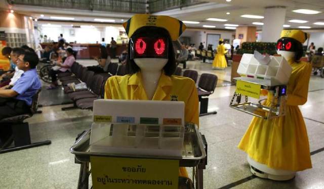 登上辽宁春晚鹿明机器人跨界搭档冯巩、潘斌龙(图1)