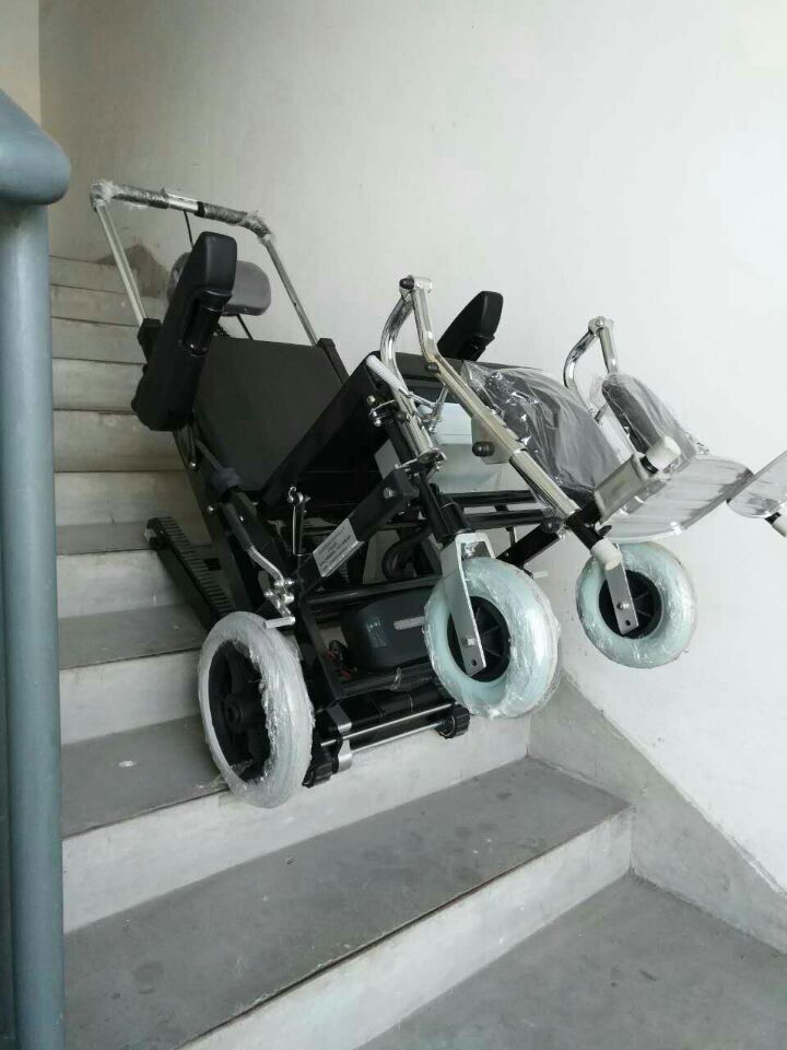 电动爬楼轮椅帮助行动不便的人应对日常生活中的楼梯挑战