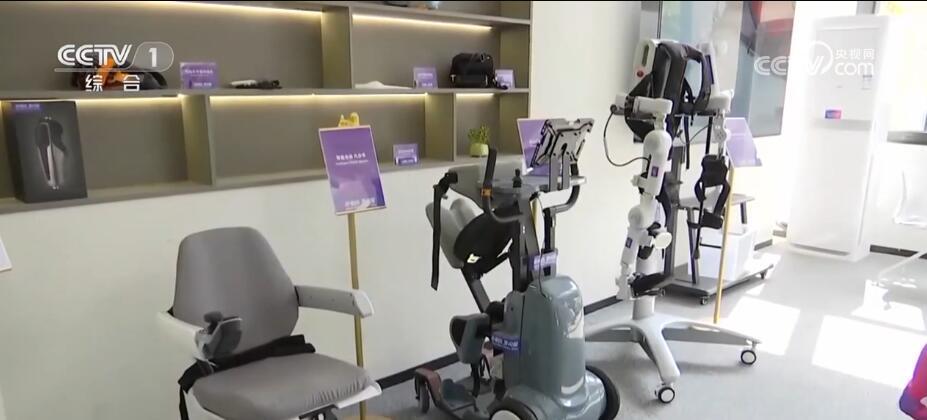 会聊天的轮椅、家门口的“神医”、AI赋能的智慧药柜……CMEF在沪启幕剧透未来健康生活新趋势