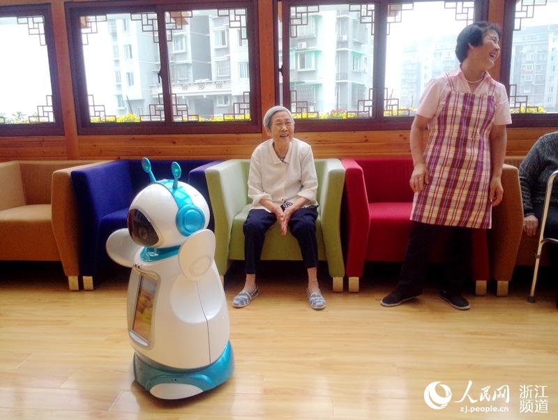 上海老人热衷智能硬件机器人保姆尚存局限
