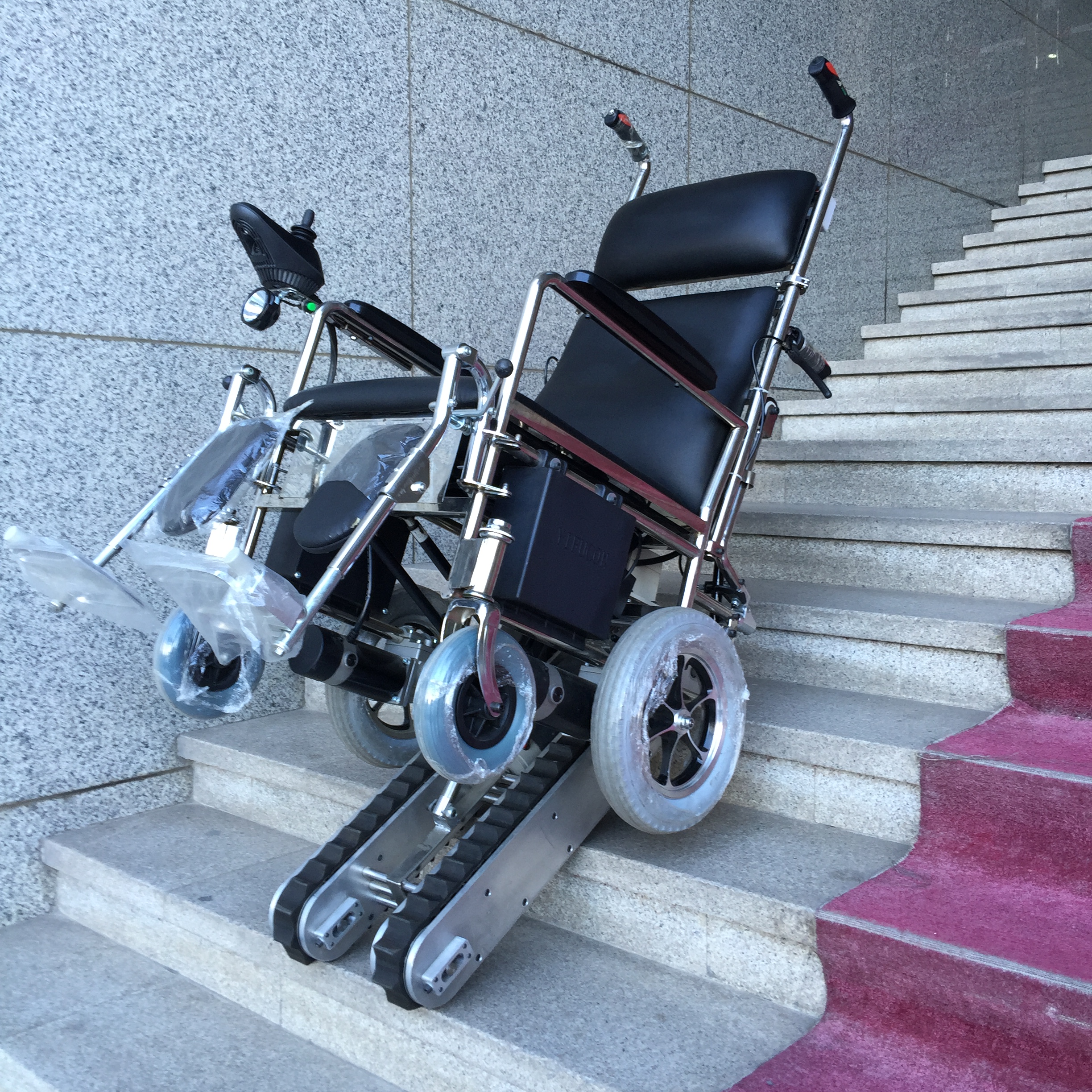 斯维驰电动轮椅爬楼机在吉美康西安电动轮椅超市上市啦