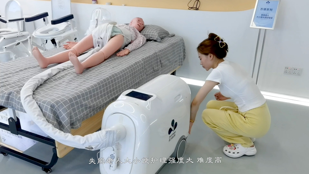 日本人形机器人护理机构首测遇尴尬：倒水手抖、拎不起水壶工作人